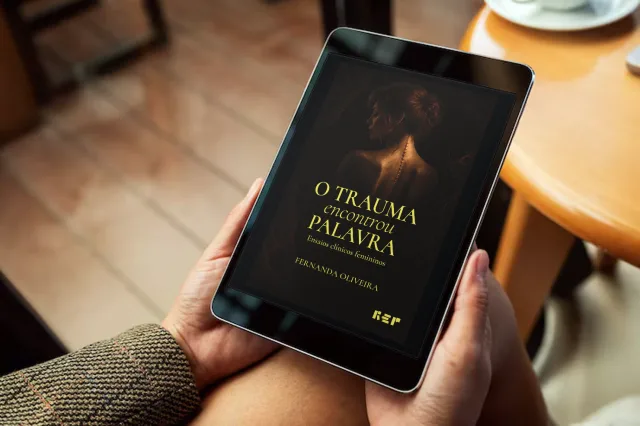 Leitora segurando um tablet com a capa digital de O Trauma encontrou Palavra na tela.